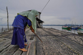 beban-berlapis-perempuan-pesisir-di-tengah-krisis-lingkungan