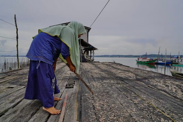 beban-berlapis-perempuan-pesisir-di-tengah-krisis-lingkungan