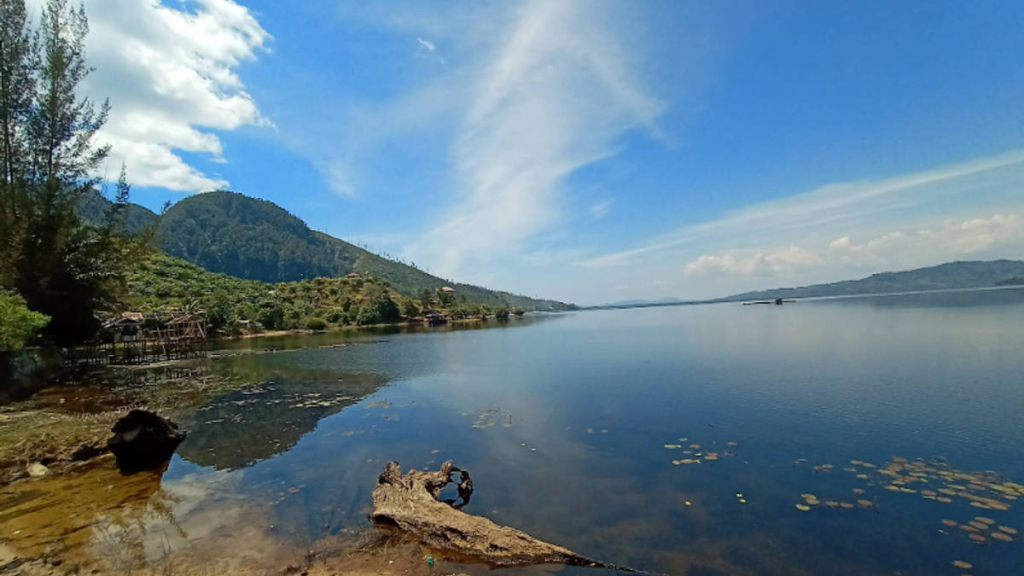 danau-siais-tapsel,-keheningan-danau-terluas-kedua-di-balik-perbukitan-hijau-sumatra