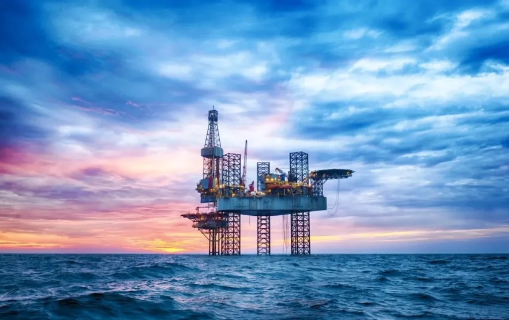 iea-sebut-pasar-minyak-masuk-fase-anomali,-permintaan-turun,-harga-tetap-naik