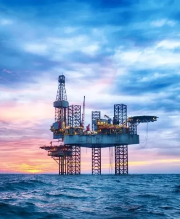 iea-sebut-pasar-minyak-masuk-fase-anomali,-permintaan-turun,-harga-tetap-naik