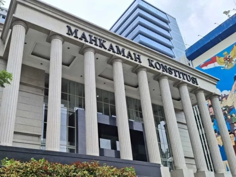 di-mk,-dpr-dan-pemerintah-pertahankan-penggunaan-anggaran-pendidikan-untuk-program-mbg