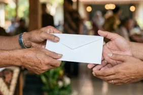 titip-amplop-kondangan,-bagaimana-hukumnya?