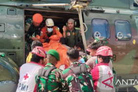 tni-au-evakuasi-delapan-korban-insiden-helikopter-jatuh-di-sekadau