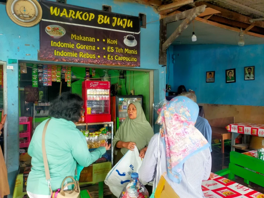 indonesia’s-garbage-crisis:-the-irony-of-women-amid-the-stench-of-garbage
