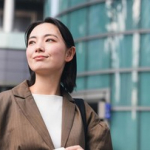 8-ciri-perempuan-berjiwa-tenang-dan-stabil-secara-emosional-menurut-psikologi