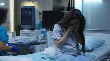 kisah-ibu-hamil-yang-menolak-caesar-dan-harus-mengikuti-persidangan-dari-rumah-sakit