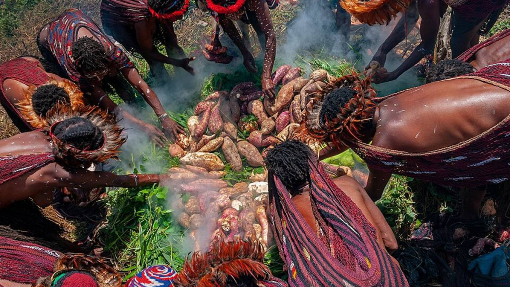 tradisi-bakar-batu-di-papua-dan-filosofi-di-baliknya