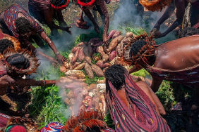 tradisi-bakar-batu-di-papua-dan-filosofi-di-baliknya
