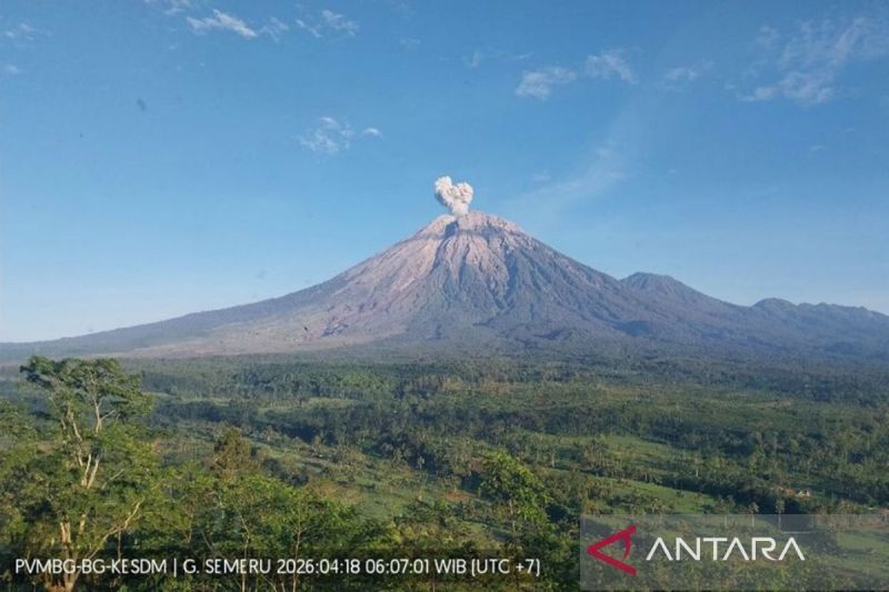 gunung-semeru-erupsi-dengan-abu-vulkanik-ke-arah-barat-daya