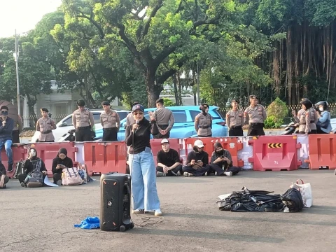 aksi-kamisan-ke-904,-okky-madasari-soroti-militerisasi-sipil-dan-impunitas-yang-ancam-demokrasi