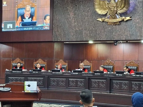 mk-perintahkan-pemerintah-dan-dpr-ganti-uu-hak-keuangan-penyelenggara-negara-dalam-2-tahun