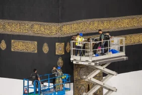 sambut-musim-haji-2026,-pengurus-masjidil-haram-angkat-bagian-bawah-kiswah-kabah