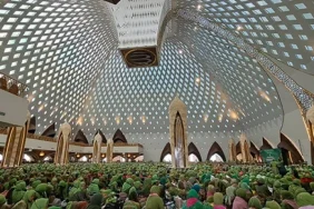 saat-puluhan-ribu-muslimat-nu-jawa-barat-hijaukan-setiap-sudut-masjid-raya-al-jabbar