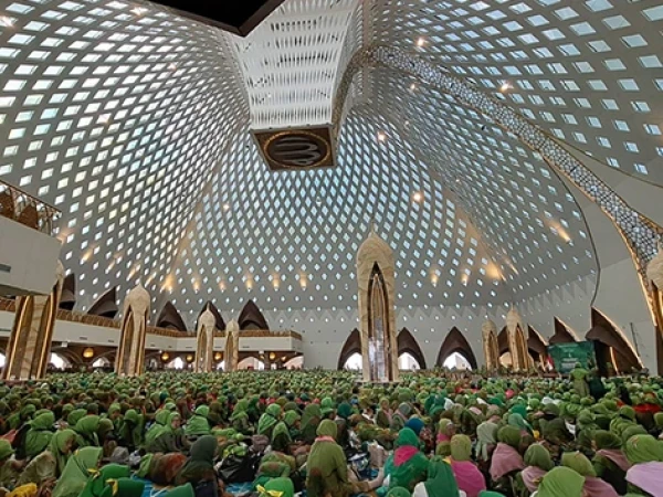 saat-puluhan-ribu-muslimat-nu-jawa-barat-hijaukan-setiap-sudut-masjid-raya-al-jabbar