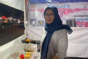 nestapa-di-balik-melonjaknya-harga-plastik,-perempuan-pedagang-makin-terhimpit