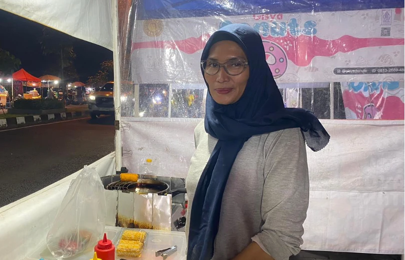 nestapa-di-balik-melonjaknya-harga-plastik,-perempuan-pedagang-makin-terhimpit