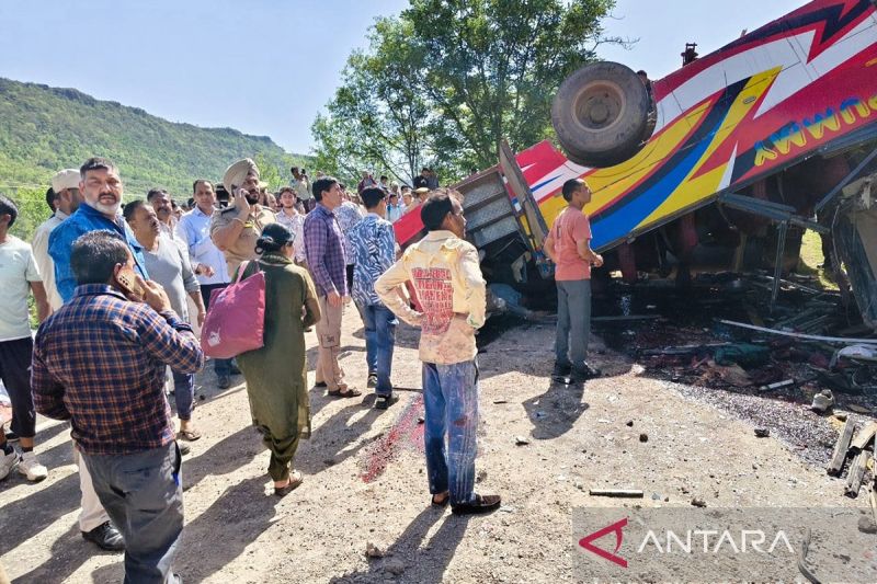 bus-padat-penumpang-terjun-ke-lereng-di-kashmir-india,-21-tewas
