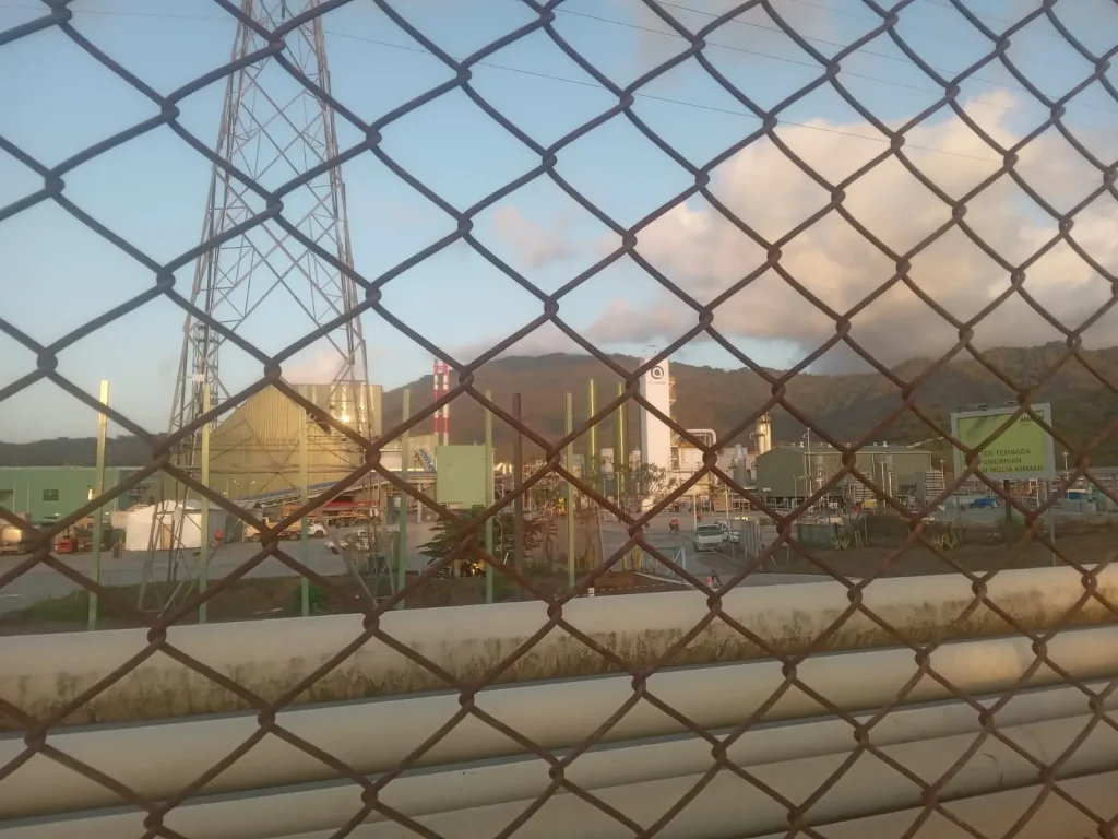 di-balik-kilau-tambang-emas-maluk,-ada-lapis-kerentanan-yang-menyesakkan-perempuan