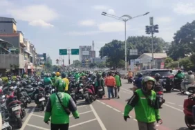 mahasiswa-nyambi-jadi-ojol-di-tengah-ekonomi-lesu,-akademisi-soroti-mismatch-tenaga-kerja