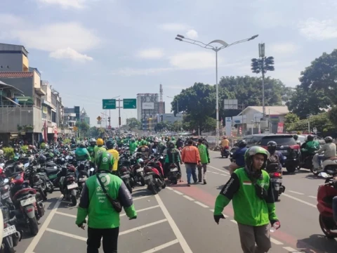 mahasiswa-nyambi-jadi-ojol-di-tengah-ekonomi-lesu,-akademisi-soroti-mismatch-tenaga-kerja