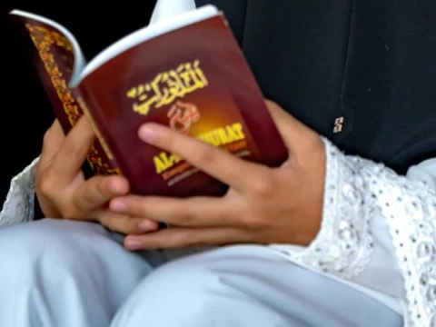 khutbah-jumat:-menghidupkan-tradisi-membaca-di-zaman-serba-instan