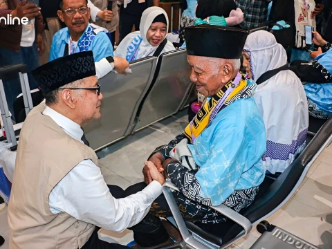 60-tahun-berdagang-kangkung,-kakek-niran-akhirnya-berangkat-haji-bersama-istri
