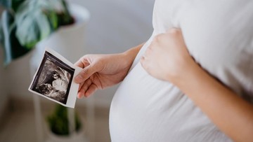 kisah-bayi-pertama-di-dunia-yang-lahir-melalui-ibu-pengganti,-kini-rayakan-ulang-tahun-ke-40