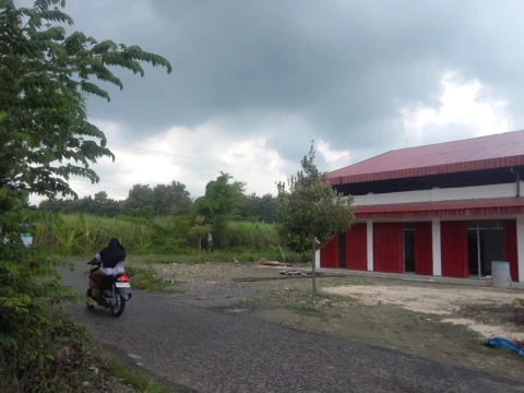 posisi-bangunan-kdmp-di-rembang-ganggu-akses-jalan,-warga-khawatir-risiko-kecelakaan