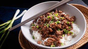 tren-diet-boy-kibble,-makan-daging-sapi-cincang-campur-nasi