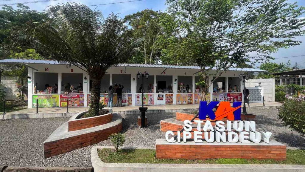 penumpang-tembus-128-juta,-kai-dorong-pelaku-umk-perluas-pasar-di-area-stasiun