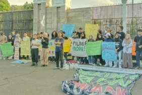 serukan-keadilan-iklim,-mahasiswa-dan-walhi-kemah-kreatif-di-depan-gedung-dpr