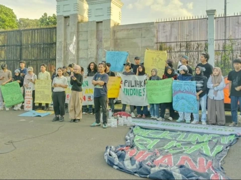 serukan-keadilan-iklim,-mahasiswa-dan-walhi-kemah-kreatif-di-depan-gedung-dpr