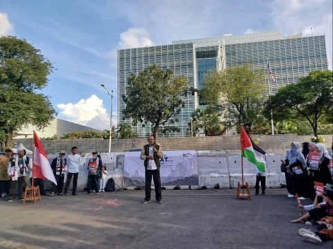 aksi-jumat-untuk-palestina-di-kedubes-as,-awg-desak-perlindungan-rs-indonesia-di-gaza