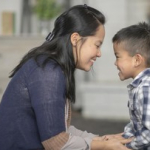 12-kalimat-sederhana-yang-bikin-anak-lebih-mudah-diajak-bicara-dan-mau-mendengarkan