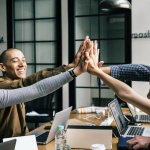 7-alasan-pilih-outsource-pengembangan-ai-daripada-bangun-tim-internal-indonesia