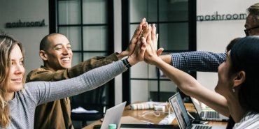 7-alasan-pilih-outsource-pengembangan-ai-daripada-bangun-tim-internal-indonesia