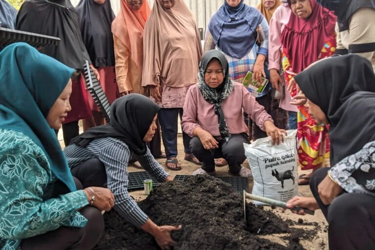 aksi-para-perempuan-dari-kelola-ratusan-bank-sampah-sampai-kembangkan-energi-surya