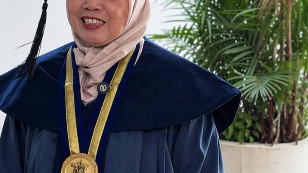 nenek-65-tahun-raih-doktor-di-itb,-endiah-tuntaskan-mimpi-yang-tertunda-30-tahun