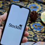 stockbit-hold-strong-,-robinhood-eyes-the-door-,-one%-bets-on-the-body-