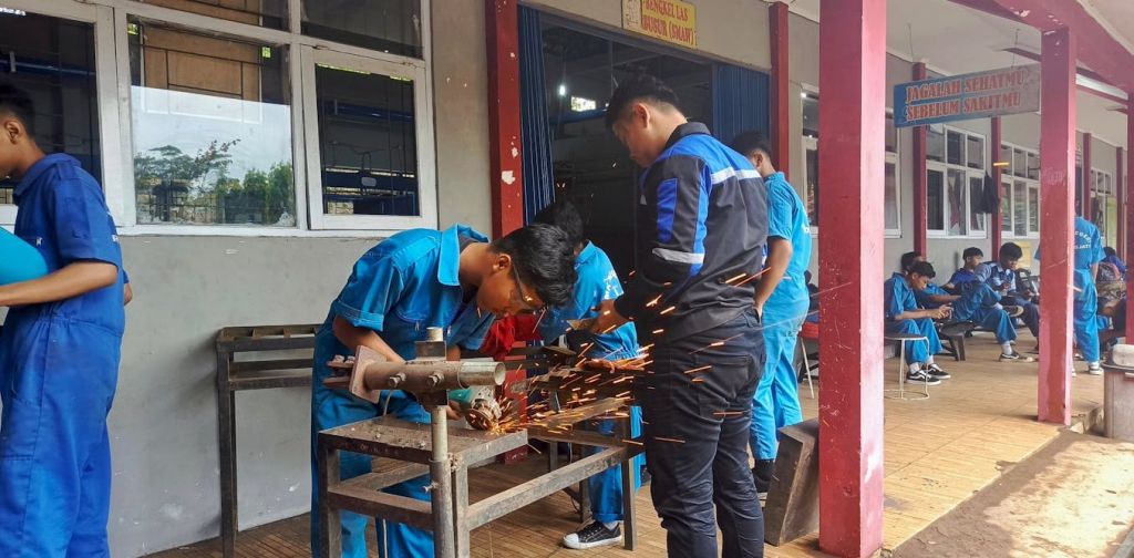 spesifik-tapi-sulit-mengimbangi-industri:-tantangan-smk-di-indonesia-hadapi-tren-ekonomi-global