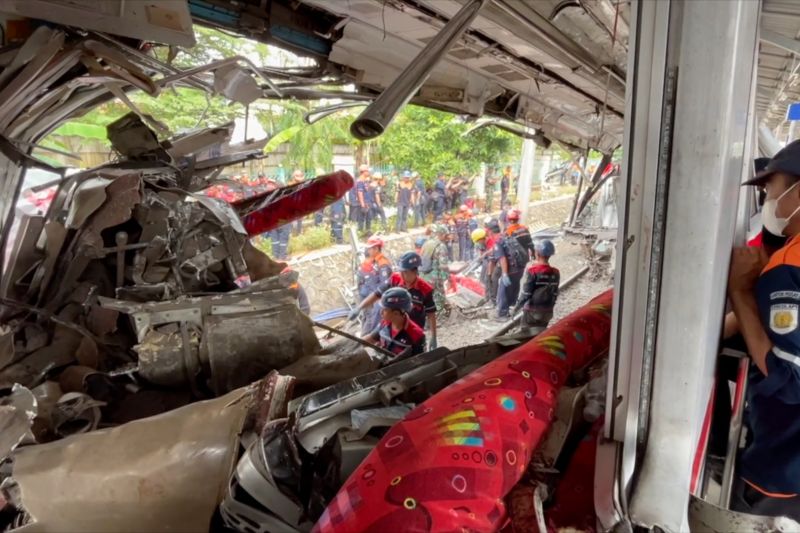 operasi-sar-kecelakaan-kereta-di-stasiun-bekasi-timur-resmi-dihentikan