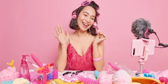 Kamus Feminis: Ada Komodifikasi Tubuh Perempuan di Balik Iklan Media Sosial Hari ini