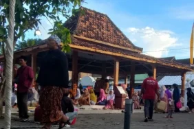 ribuan-jamaah-padati-makam-sunan-bonang,-gus-qoyyum-jelaskan-jalan-syariat-wali-allah