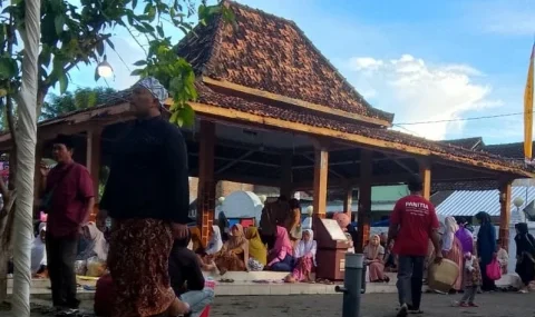 ribuan-jamaah-padati-makam-sunan-bonang,-gus-qoyyum-jelaskan-jalan-syariat-wali-allah