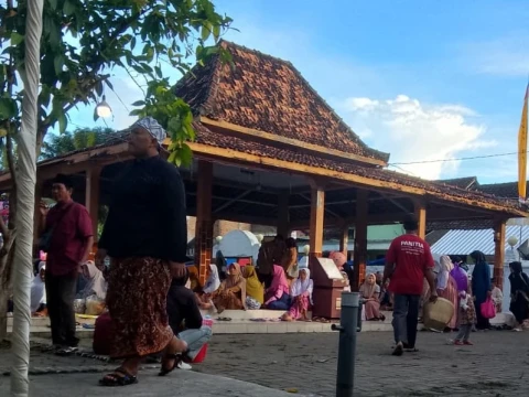 ribuan-jamaah-padati-makam-sunan-bonang,-gus-qoyyum-jelaskan-jalan-syariat-wali-allah