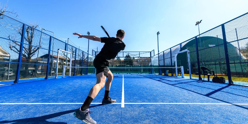 padel-elite-dibangun-di-tengah-rakyat-sulit:-suara-bising,-upah-miring,-hingga-penggusuran