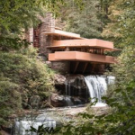 menyatu-dengan-alam,-rumah-mewah-ini-dibangun-di-atas-air-terjun
