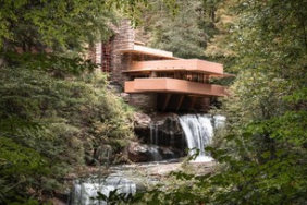 menyatu-dengan-alam,-rumah-mewah-ini-dibangun-di-atas-air-terjun