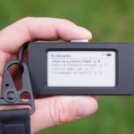 youtuber-bikin-e-reader-mini-seukuran-jempol,-bisa-simpan-10-buku-digital